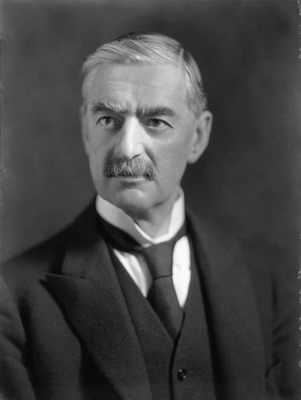 La Gloriosa Rivoluzione: Un Cambio di Rotta nel Regno Unito con il Contribuito di Neville Chamberlain