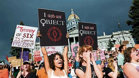 Il Verdetto del Caso Roe v. Wade: Un Tuono che Risuona Ancora Oggi sui Diritti delle Donne negli Stati Uniti